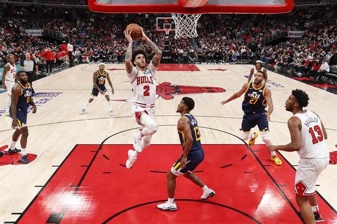 公牛後衛朗佐鮑爾強行切入上籃取分。(路透)