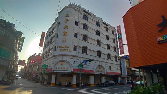 位在友爱街与康乐街口的饭店31日凌晨发生警匪枪战，嫌犯遭优势警力当场击毙。（程炳璋摄）