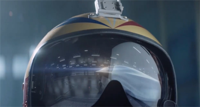 中方空军轰-20隐形轰炸机映在驾驶员头盔上的画面。（解放军空军）