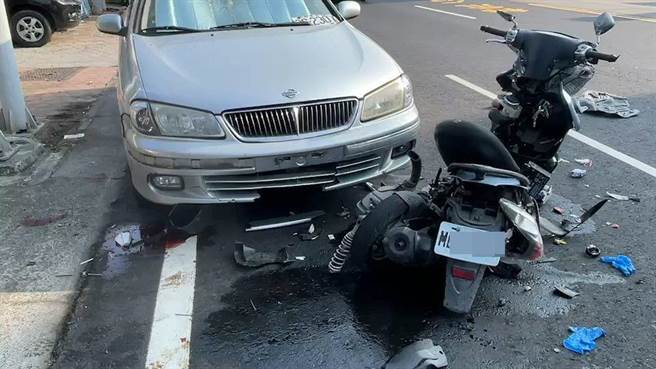 肇事现场撞得七零八落，十分凌乱。（读者提供）