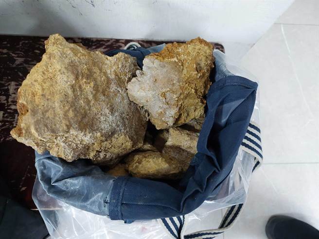 陈姓男子29日到北投自然保护区窃取珍贵矿石，警方当场查获价值数百万的「北投石」。（图／警方提供）