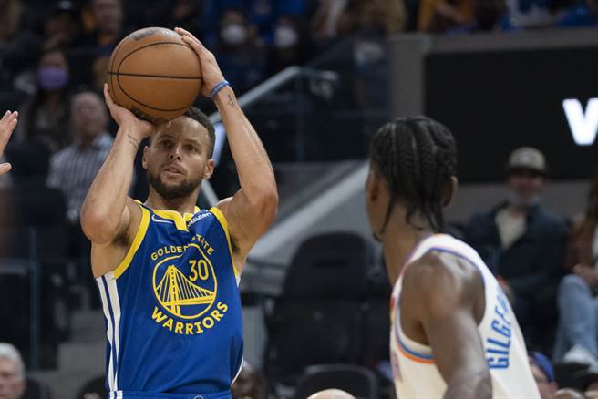 柯瑞(左)今天光在第3节就投进5颗三分球。(路透)