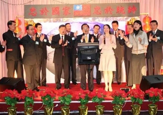 阿扁与专机的机组员欢唱，每趟勤务都是《快乐的出航》。台上有正副驾驶座舱长空服员，国防部长、参谋总长、国安局长、空军总司令、总政战局局长，全员到齐与官兵同乐。（摘自陈水扁脸书）