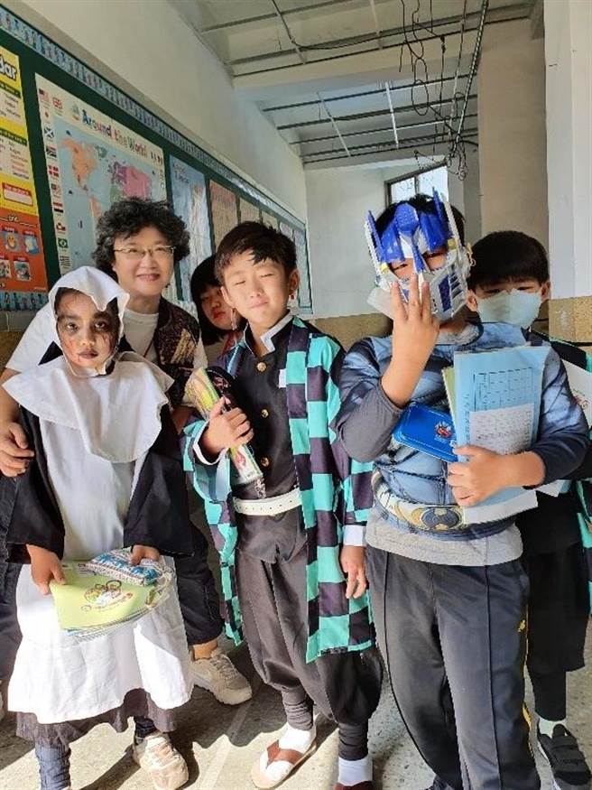 萬聖節扮裝大賽是台北市立農國小老師阮玲（左二）英語課的活動之一，頗受孩子喜愛。（教育部提供／林志成台北傳真）