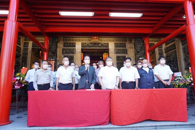 镇澜宫全体董监事在法律顾问罗闳逸律师陪同下，举办记者会向社会大眾及妈祖信眾驳斥媒体人的不实言论。（王文吉摄）