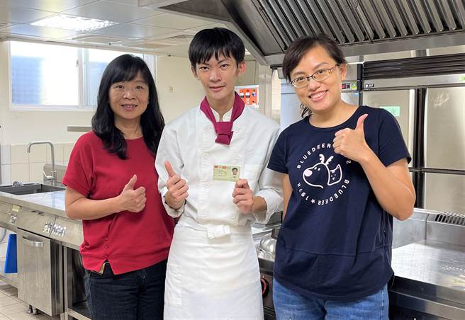 淡水工商老师合力协助训练学生取得证照(右起为曾柔芳老师、李健志同学、餐饮科许明仪老师)（淡水商工提供／戴市容新北传真）