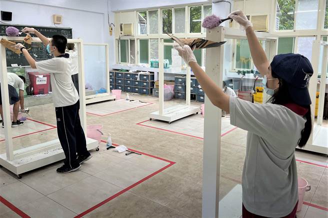 淡水商工特教班学生练习门市考照玻璃清洁（淡水商工提供／戴市容新北传真）