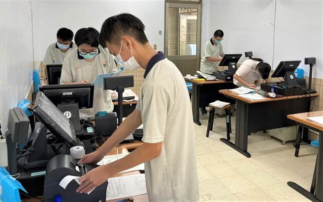 淡水商工特教班学生加强练习门市考照术科收银机操作（淡水商工提供／戴市容新北传真）