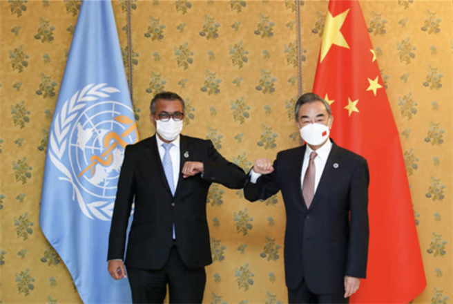 大陸國務委員兼外長王毅在羅馬會見世界衛生組織秘書長譚德塞。（圖取自大陸外交部網站）