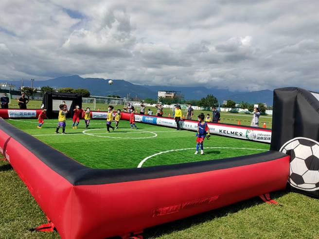 国民小学迷你足球赛在台东丰里国小开踢。（台东县政府提供／蔡旻妤台东传真）