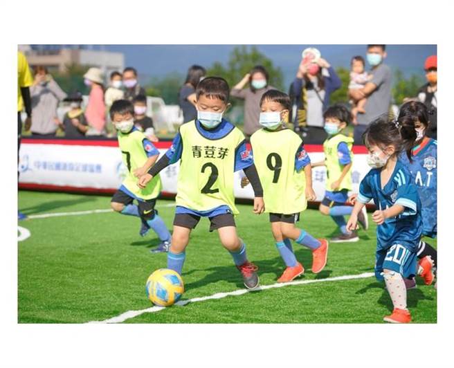 国民小学迷你足球赛在台东丰里国小开踢。（台东县政府提供／蔡旻妤台东传真）