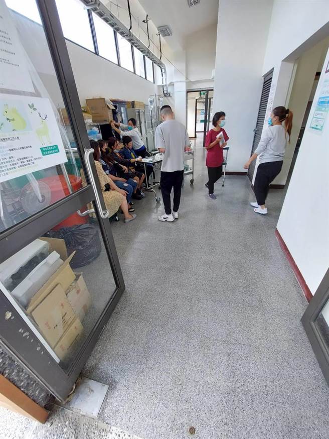 高雄市那玛夏区31日惊传有蜜蜂螫伤20多名游客。（翻摄照片／林瑞益高雄传真）