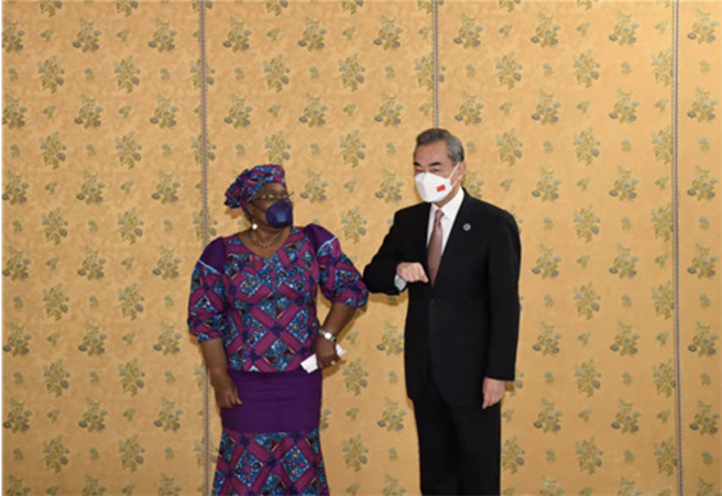 中國大陸國務委員兼外長王毅在羅馬與世界貿易組織秘書長伊衛拉會晤。（取自大陸外交部）