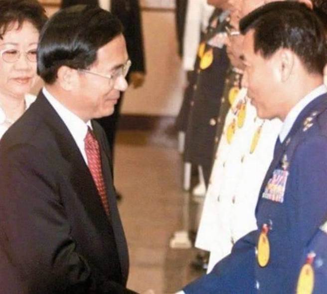 陈水扁在脸书特别贴出彭胜竹晋任中将，阿扁与其握手恭贺的照片。（摘自陈水扁脸书）