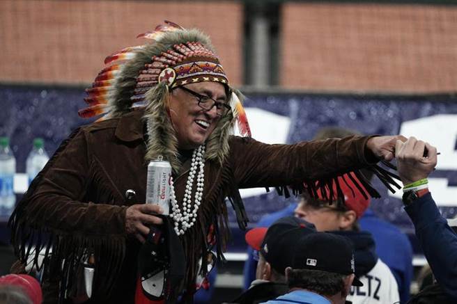 勇士隊球迷穿著北美原住民的服飾。（美聯社）