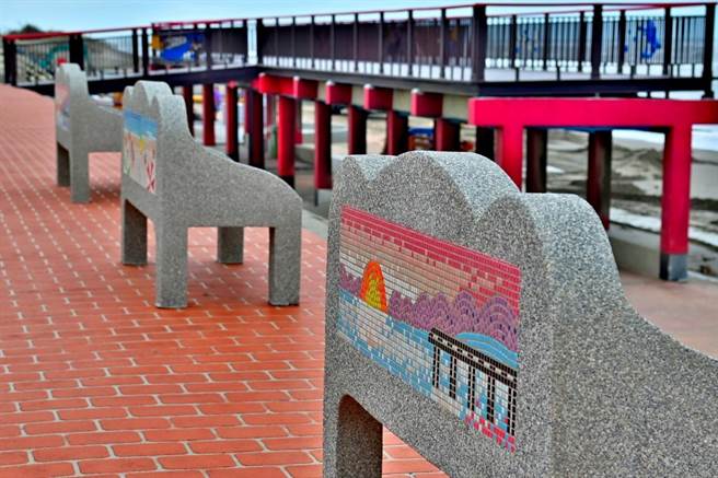 大安濱海堤頂步道設置造型座椅，供遊客休憩。（台中市觀旅局提供／王文吉台中傳真）