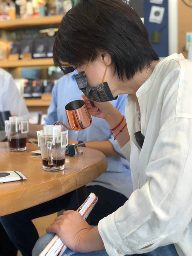 黄珊珊过去咖啡成瘾，因一场重病让她下定决心戒咖啡。（图／摘自黄珊珊脸书）