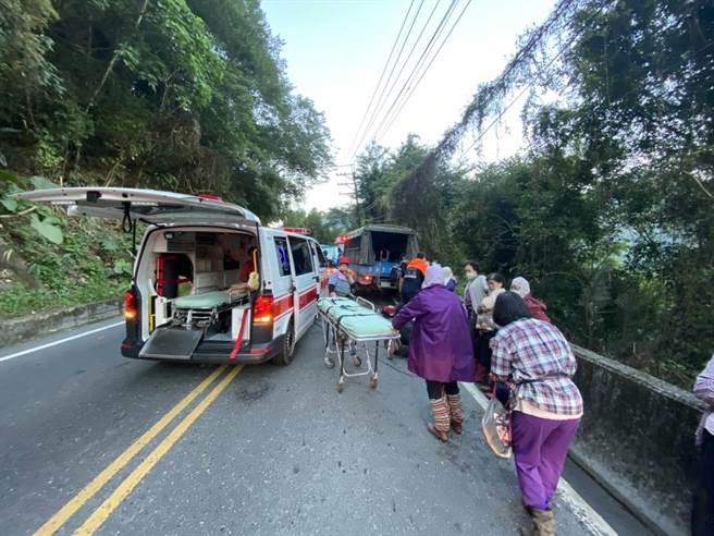 南投水里乡神龙桥今天清晨5时许发生採茶车与箱型车碰撞车祸，造成20人轻重伤，紧急送医。（警方提供／陈淑芬南投传真）