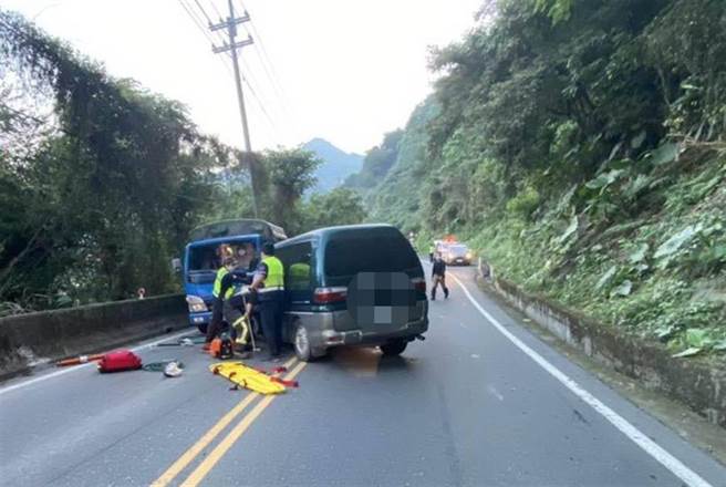 南投水里乡神龙桥今天清晨5时许发生採茶车与箱型车碰撞车祸，造成20人轻重伤，紧急送医。（警方提供／陈淑芬南投传真）

