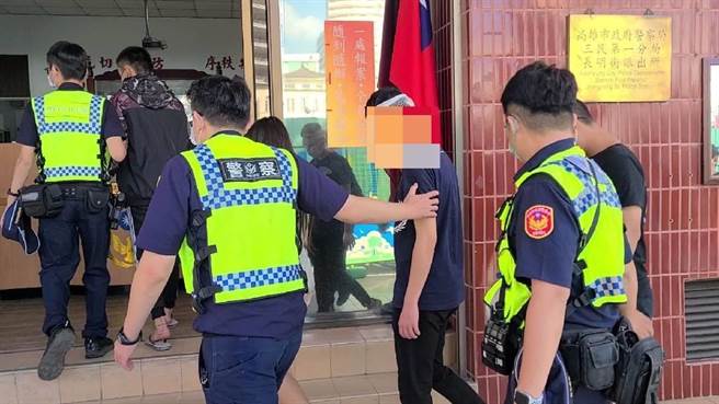 警方将KTV内打架滋事的两派人马带回警所调查。（翻摄照片／石秀华高雄传真）