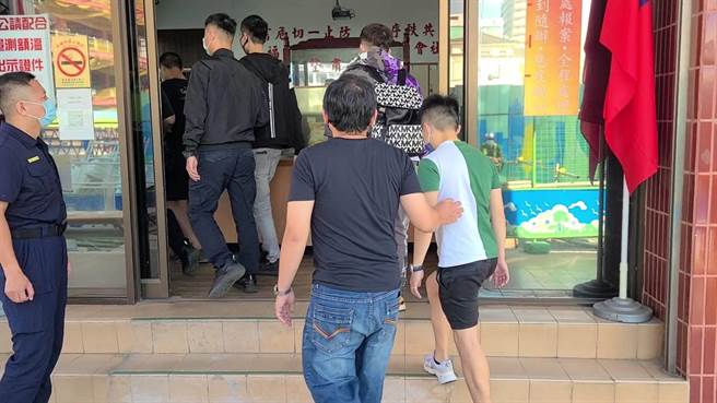 高市三民区KTV今晨发生包厢酒客自己人口角又呛声邻客，引发大乱斗，5人挂彩，警方将涉案人带回调查。（翻摄照片／石秀华高雄传真）