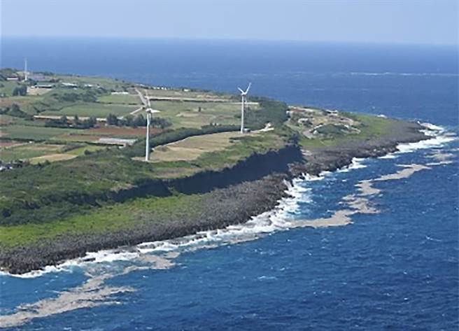 从空拍照可见，冲绳县伊江岛海岸29日被大量火山浮石侵袭。（图／美联社）