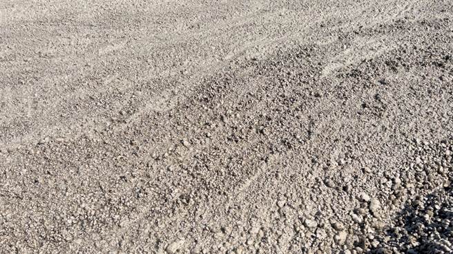 冲绳海滩布满火山浮石。（图／路透）