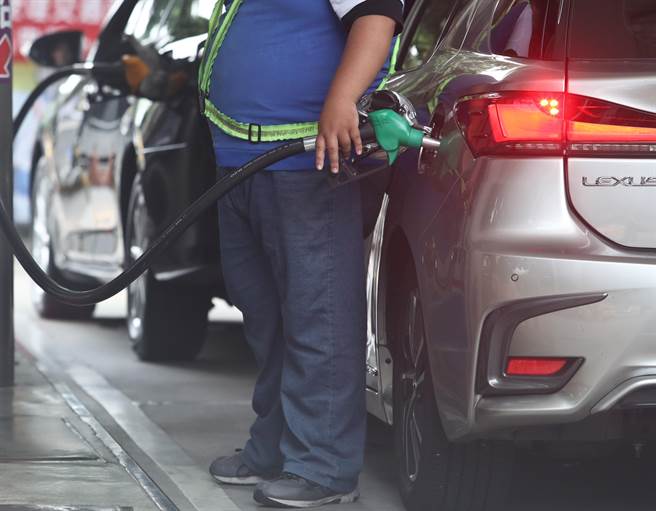 國際原油價格震盪、漲勢趨緩，惟亞洲鄰近國家（日、韓、港、星）零售價格仍較前周上揚，中油在啟動亞鄰最低機制及平穩措施後，汽、柴油持續吸收0.6元、1元，宣布1日凌晨零時起，國內各式汽、柴油各調漲0.1元及0.7元。（資料照，劉宗龍攝）