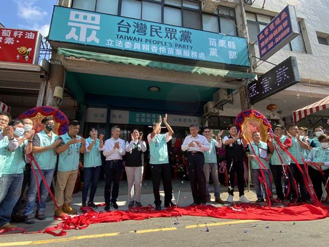 台北市長柯文哲（右七）出席民眾黨苗栗縣黨部揭牌，直指民進黨把反萊豬變成反美豬，是典型的政治操作。（莊旻靜攝）