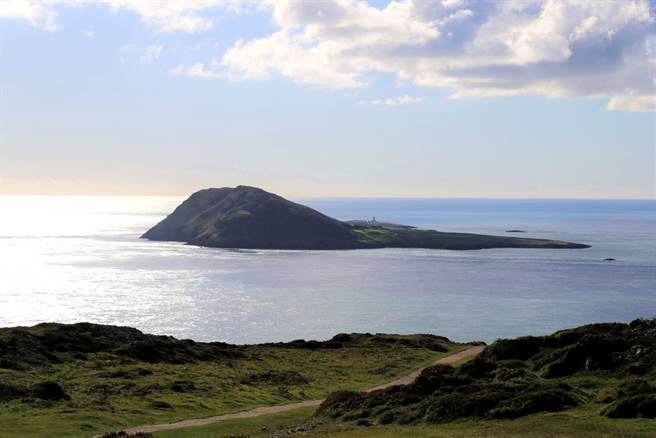 英国西边偏僻的巴德西岛（Bardsey）在中世纪时许多信徒朝圣，岛上一共埋葬了上万人，不过因为岛上面积狭小、埋葬的人又太多，据信每一次有新的遗体要入土时，前人的骸骨就会不经意从地底下推挤出来。（图／shutterstock）