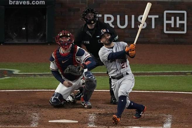 太空人艾爾圖維(右)在世界大賽G4擊出全壘打。（美聯社）