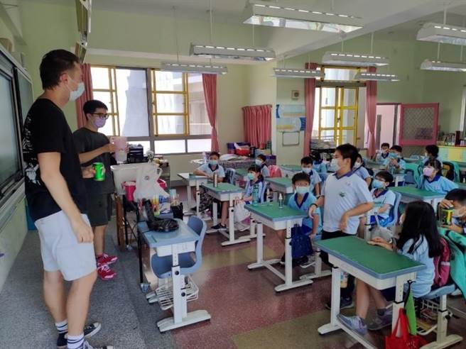 英语传爱专车透过与学生对话、玩游戏的过程，让孩子更喜欢英语学习。（台中市教育局提供／王文吉台中传真）