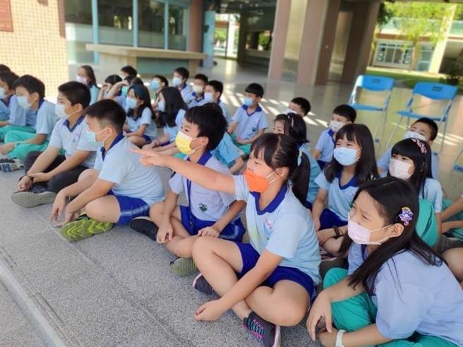 参与学生觉得英语希望传爱专车很新奇。（台中市教育局提供／王文吉台中传真）