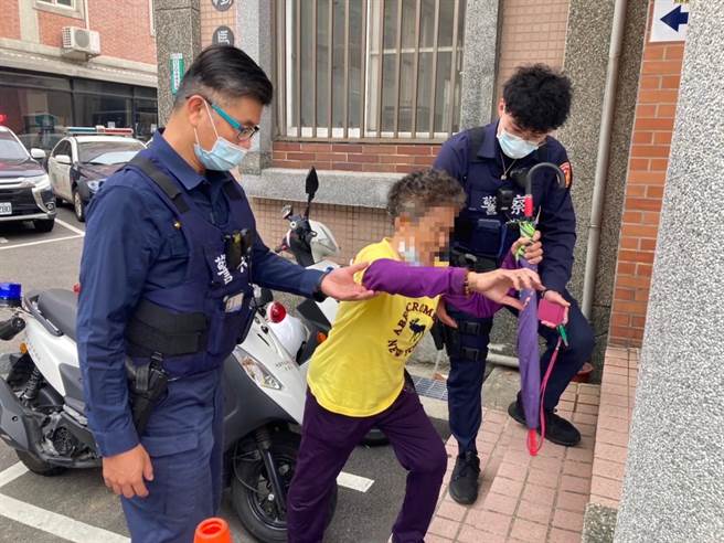 老婦人撿拾資源回收迷途，警發現護送返家。（警方提供／呂筱蟬桃園傳真）