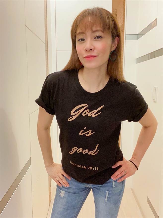 臺北网红节直播首日邀请艺人洪百榕，以食品特卖为主题，携手台北吴兴街40年老店穆记牛肉麵、老杨方块酥等人气商品登场。（太阳星网路科技公司提供）