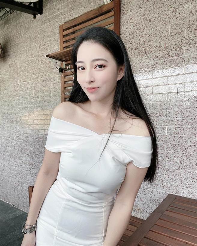 网红白白很开心和副市长直播，推广东区商圈。（太阳星网路科技公司提供）