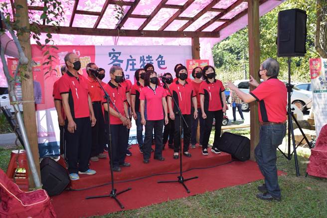 文昌庙客家歌谣班带来表演。（台中市客委会提供／王文吉台中传真）
