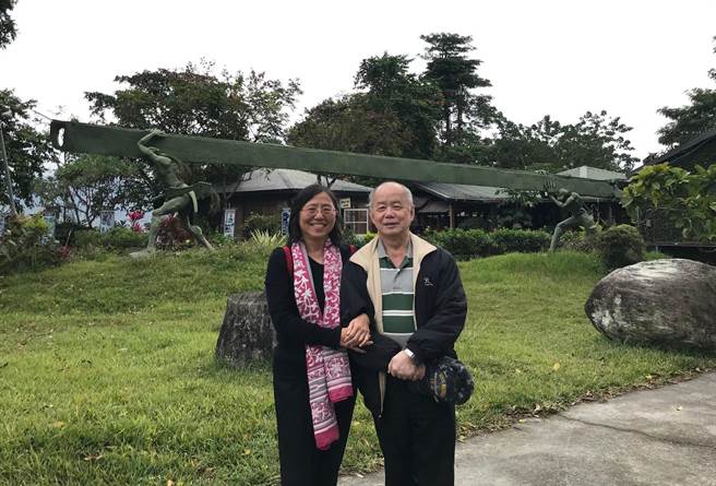 台东基督教医院陈玉祥（右）获颁第31届医疗奉献奖。（台东基督教医院提供／蔡旻妤台东传真）