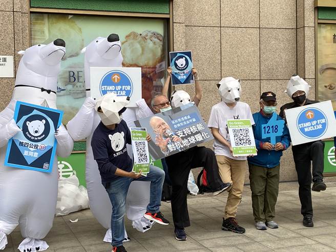 氣候先鋒者聯盟今(31)日於於台北、新竹、台中、高雄新左營、高雄等車站周邊發起「單腳站立挑戰」快閃活動。（李柏澔攝）