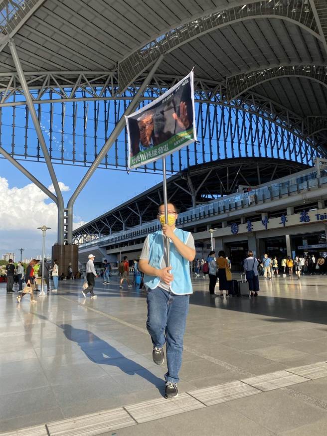 台中車站單腳站立。（氣候先鋒者聯盟提供）
