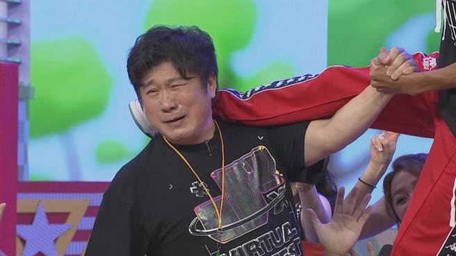 胡瓜与阿翔尬腰力。（民视提供）