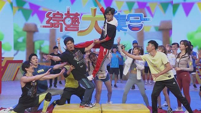 胡瓜与阿翔挑战高难度姿势。（民视提供）