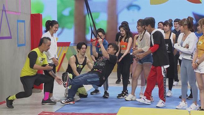 胡瓜展现腰力。（民视提供）