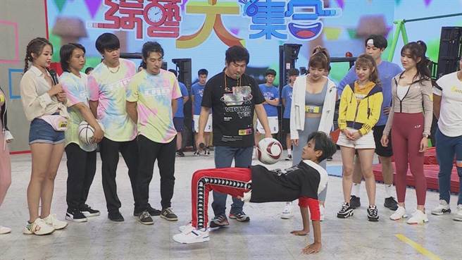 阿翔用肚子顶球，被亏老了腰不行了。（民视提供）