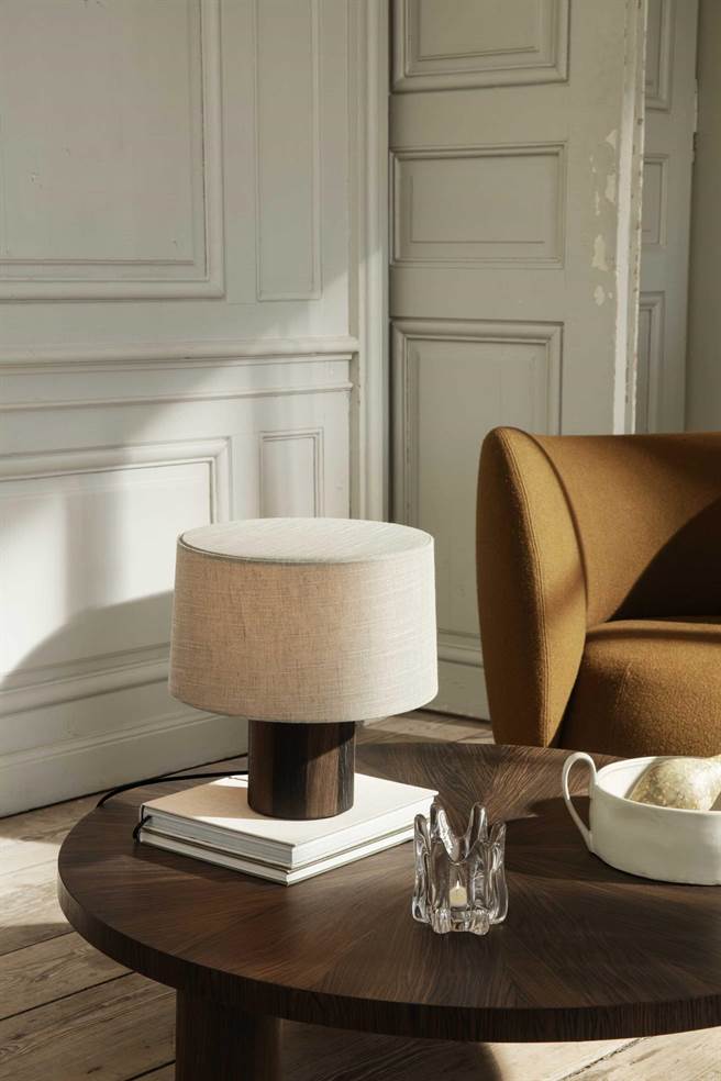 ferm LIVING PostFloorLampBase，慕光立灯底座搭配灯罩，1万8500元。（ferm LIVING 提供）