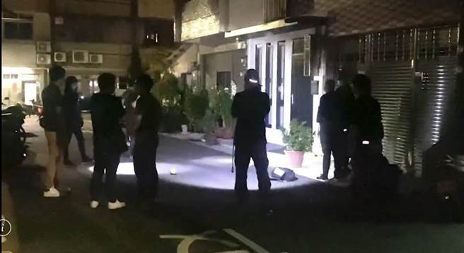 台中枪炮犯拒捕自轰「右进左出，家属愿做功德弃急救器捐。(戴志扬翻摄)