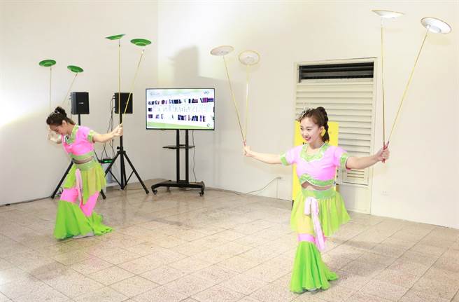 新象创作剧团经典杂技演出「彩凤戏碟」。（新北市文化局提供）