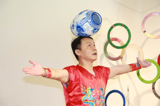 新象创作剧团经典杂技演出「巧耍花罈」。（新北市文化局提供）