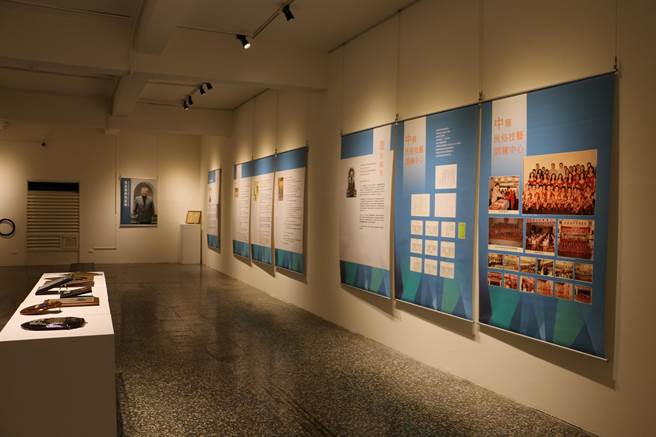 板桥435艺文特区展出「风采传承忆棠华-杂技大师李棠华文物展」。（新北市文化局提供）