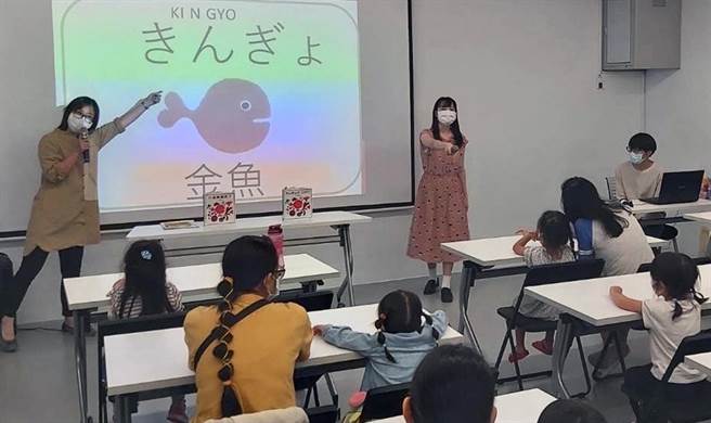 台南市日本人协会办理日文绘本亲子工作坊，邀请市民亲子到新总图听故事、学日文。（市府提供／洪荣志台南传真）